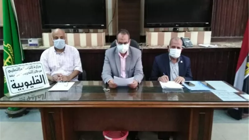 وكيل وزارة التعليم بالقليوبية يجتمع مع مسئولي التجريبات بالمحافظة