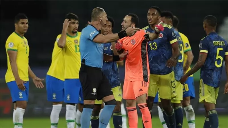 الاتحاد الكولومبي يطالب بإيقاف حكم مباراة البرازيل