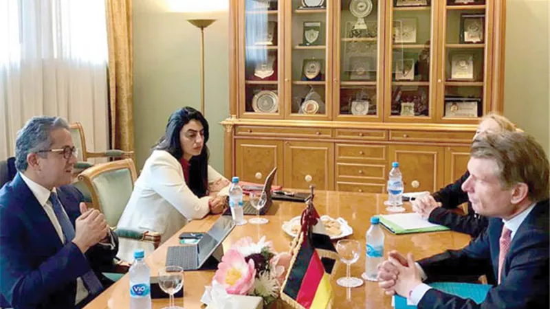 العناني يطلب من الحكومة الألمانية إعادة النظر في تحذيرات السفر إلي مصر