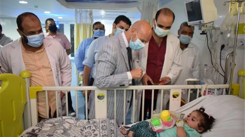 وكيل وزارة الصحة بالشرقية يطمن علي حالة طفل عثر عليه داخل مقلب قمامة