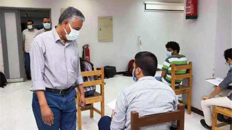 رئيس جامعة جنوب الوادى يطمئن من الطلاب على مستوى الامتحانات.. بالصور