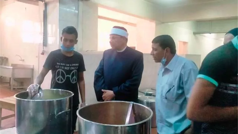 نائب رئيس جامعة الأزهر يتفقد مطبخ المدينة الجامعية للطالبات فى أسيوط.. بالصور
