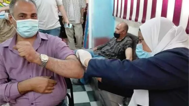 تطعيم المراقبين بلجان الثانوية العامة بإدارات القاهرة التعليمية ضد فيروس كورونا.. بالصور