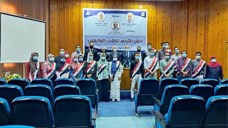 رئيس جامعة المنيا يكرم طلاب كليات الطب والصيدلة والهندسة والزراعة والعلوم.. بالصور