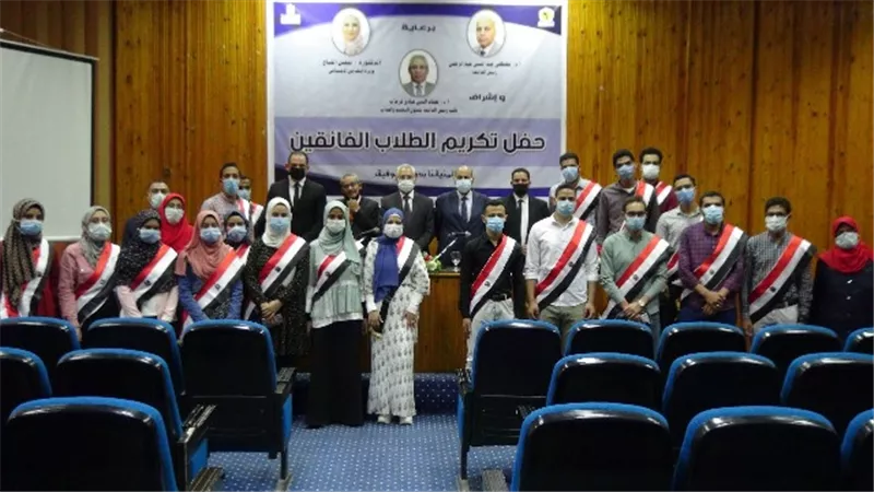 رئيس جامعة المنيا يكرم الطلاب المتفوقين في 5 كليات ..صور