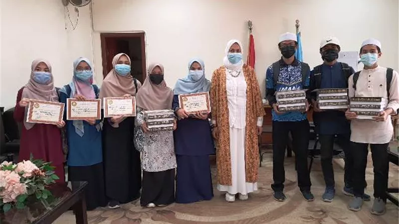 عميدة العلوم الإسلامية تكرم الطلاب الوافدين المتفوقين وتشجعهم على التميز..بالصور