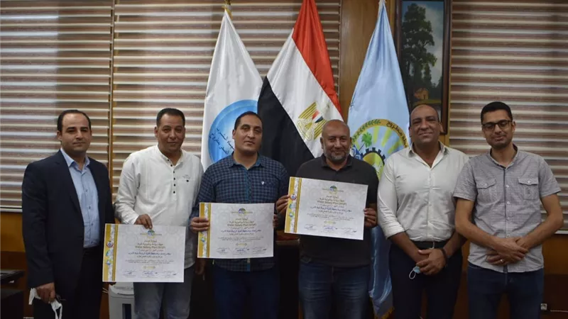 رئيس مجلس إدارة شركة مياة الشرب والصرف الصحى بمطروح يتسلم شهادة اعتماد سلامة ومأمونية المياة بمحطة الرميلة