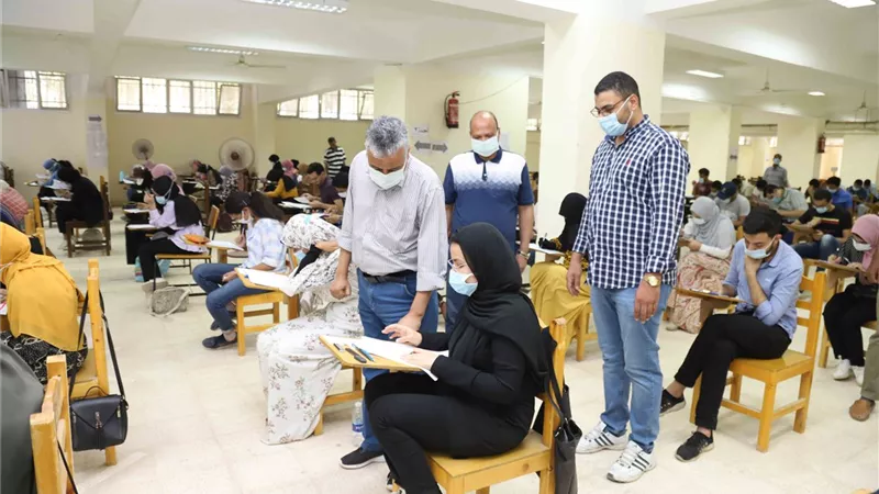 رئيس جامعة جنوب الوادي يتفقد لجان الامتحانات