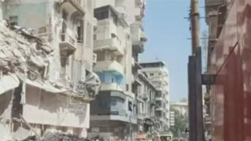 انهيار عقار بالعطارين والبحث عن اربع سيدات