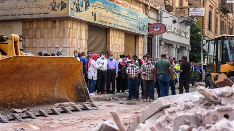 قيادات الاسكندرية والنيابة العامة فى موقع عقار العطارين المنهار.. صــور