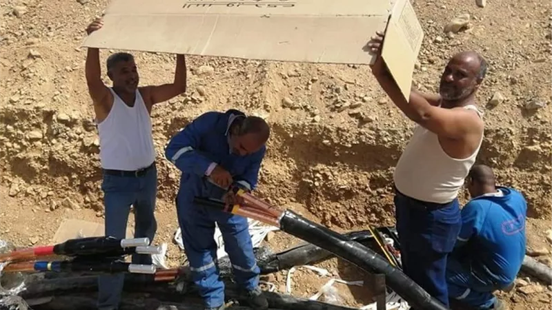 توصيل كابلات للكهرباء بين مدينتي مرسى علم والقصير بصحراء البحر الأحمر