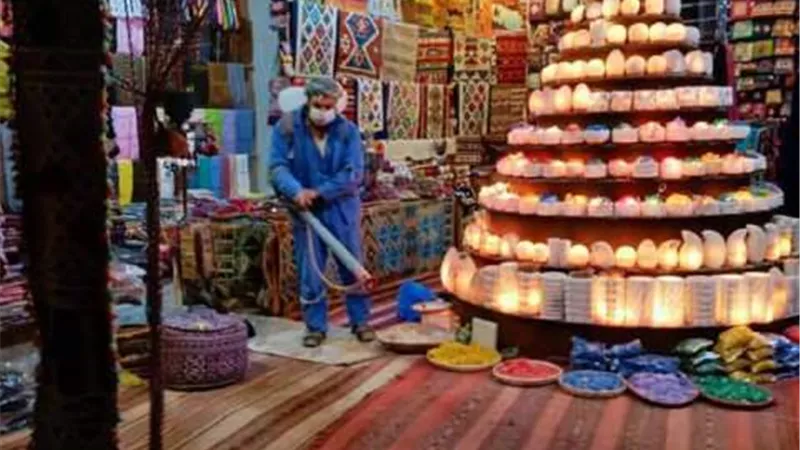 سيوة تواصل أعمال رش وتطهير المحال والبازارات والمنشآت العامة