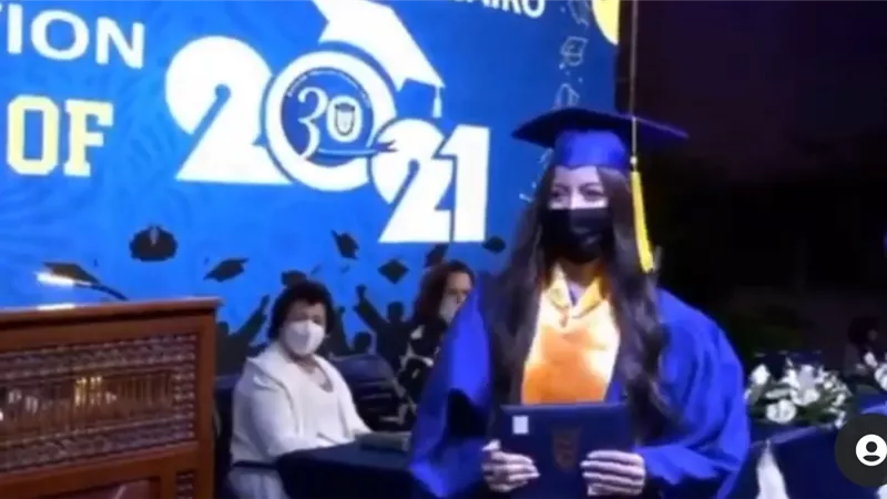 ابنة عامر منيب تخطف الانظار بسيارة فارهة بحفل تخرجها.. فيديو