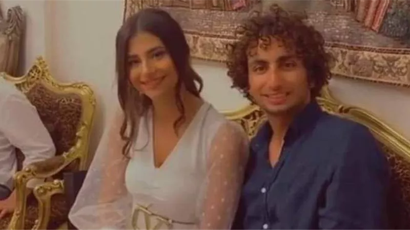 أطلالة رومانسية تجمع عمرو وردة بخطيبته . .صور