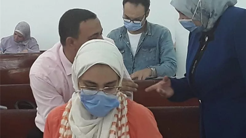 نائب رئيس الجامعة لشئون الدراسات العليا والبحوث بجامعة القناة تواصل جولاتها التفقديه للجان الامتحانيه