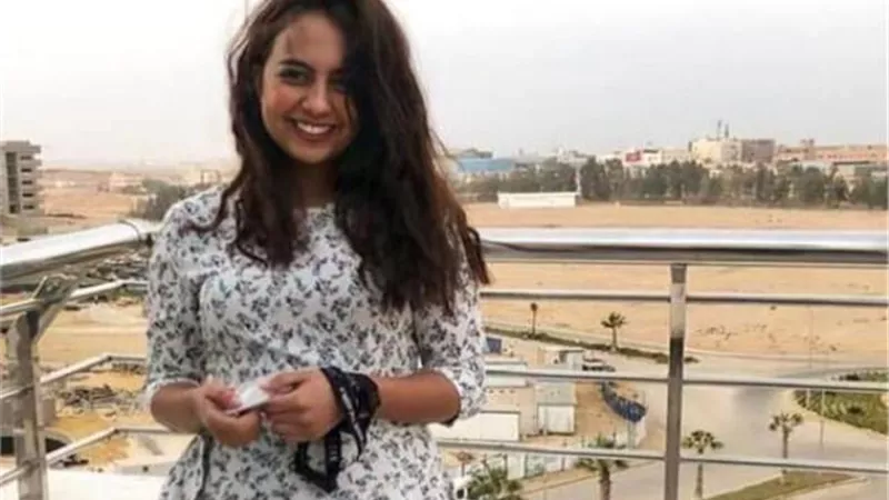 من البداية للنهاية.. تفاصيل اتهام «فتاة الفستان» للمراقبين بالتنمر والتحرش بها.. والجامعة تنتفض