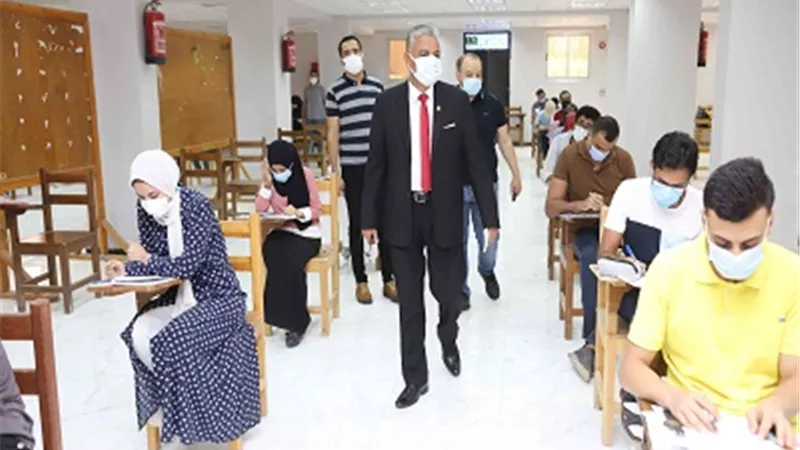 رئيس جامعة جنوب الوادى يواصل جولاته التفقدية بلجان الامتحانات