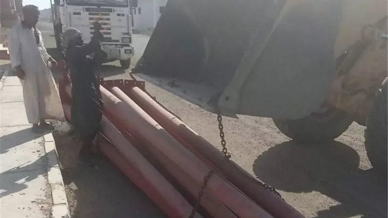 وصول٢٩ عامود إنارة لرفع كفاءة الشوارع الفرعية فى القصير