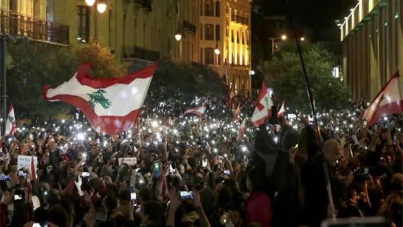 احتجاجات وقطع طرق في لبنان تنديدا بتردي الوضع الاقتصادي