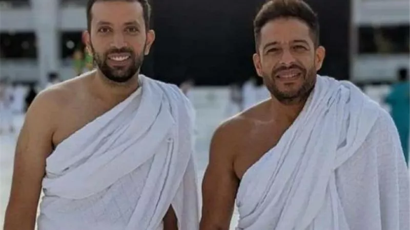 حماقى يؤدى مناسك العمرة بعد حفل جدة..صور