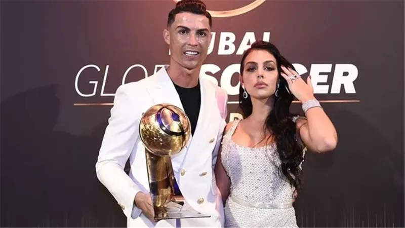 جورجينا تكشف أين يضع رونالدو صورة لهما خلال المباريات