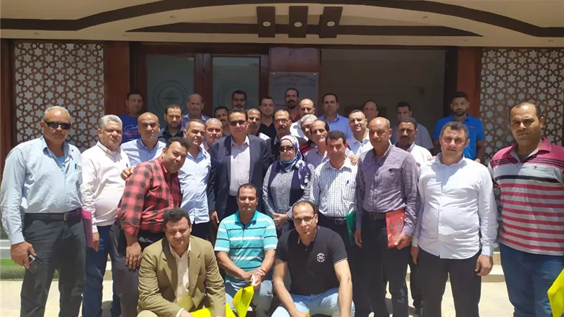 رئيس نقابة الغزل يناقش خطة الدمج مع عمال ٤ شركات