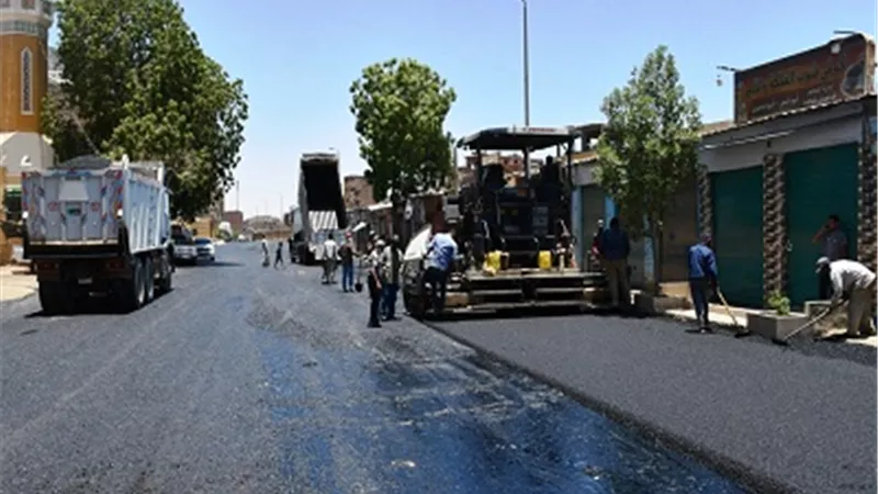 محافظ أسوان يتابع الأعمال الجارية لخطة رصف الطرق الداخلية بعد إنهاء مشروعات البنية التحتية