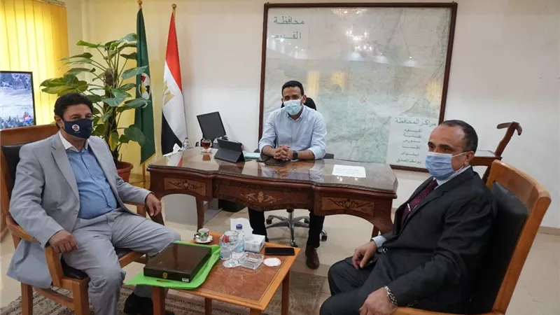 نقيب البيطريين ونائب محافظ الفيوم يقدما مذكرة لـ