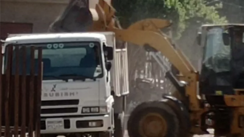 رفع ١٥٠٠ م٣ مخلفات وأتربة نتاج التعديات بارمنت جنوب غرب الأقصر