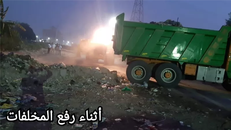 الجيزة تضبط سيارة نقل قبل إلقاءها مخلفات الرتش بنهر الطريق بأوسيم وإستخدامها في رفع ١٣٠ نقلة مخلفات