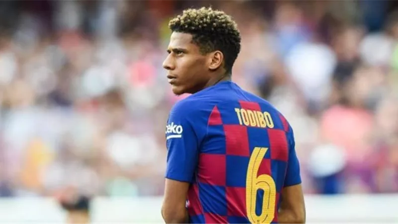 كلير توديبو.. أول الراحيل عن برشلونة رسميًا