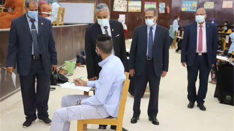 رئيس جامعة جنوب الوادى يطمئن على حسن سير الامتحانات.. بالصور