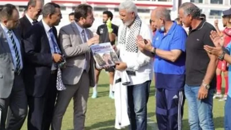 الزمالك يهدى درع النادى للوفد الفلسطينى.. شاهد