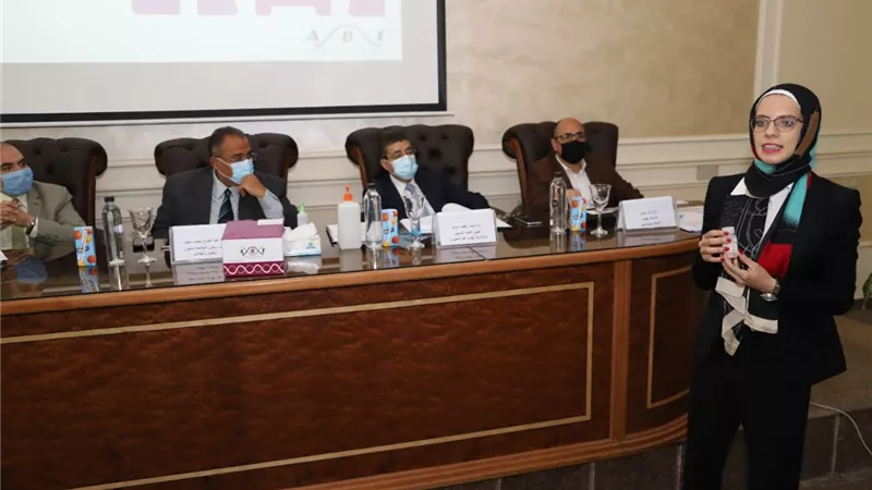 نائب رئيس جامعة عين شمس يمنح جوائز مالية بقيمة ٣١ ألف