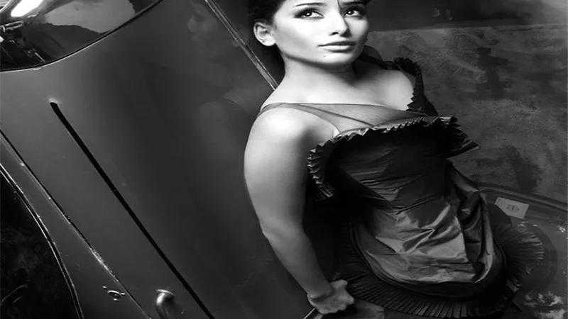 بإطلالة أبيض وأسود .. زينة تبهر متابعيها عبر إنستجرام