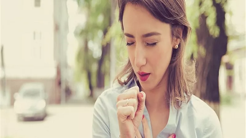 بالفيديو.. استشاري يكشف أسباب الإصابة بأمراض حساسية الصدر
