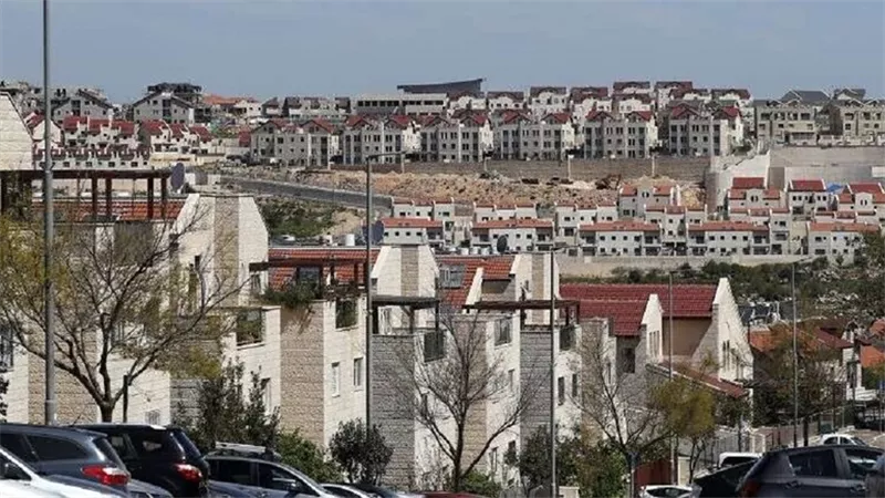 مستوطنون يطلقون النار على فلسطيني داخل سيارته بالضفة الغربية المحتلة