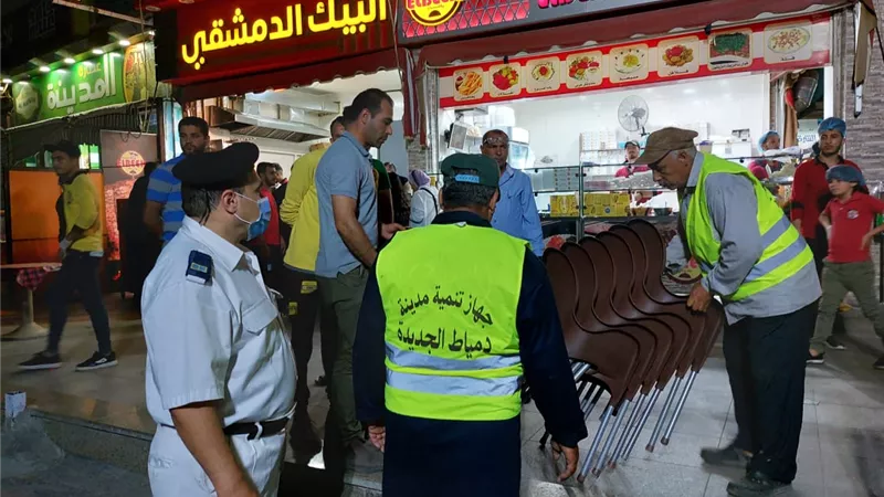 جهاز مدينة دمياط يشن حملة ليلية لإزالة الإشغالات والمخالفات.. صور