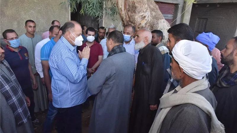 محافظ أسيوط يعزى اسرة الشهيد 