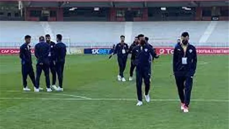 لاعبو الزمالك يتفقدون أرضية ملعب السويس استعداداً لمباراة المقاصة