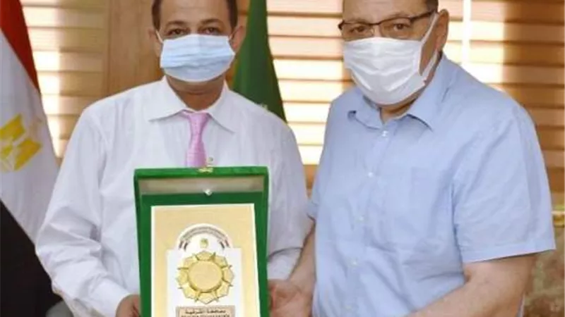 محافظ الشرقية يُكرم وكيل وزارة التضامن الإجتماعي