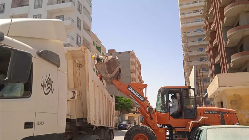 رئيس مدينة مرسي مطروح رفع أكثر من 100 الف طن قمامة وضبط بناء لعقار مخالف فجرا