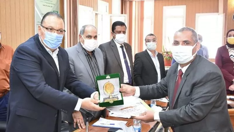 محافظ الشرقية يُكرم مدير مديرية الطب البيطري بمنحه شهادة تقدير وشعار المحافظة