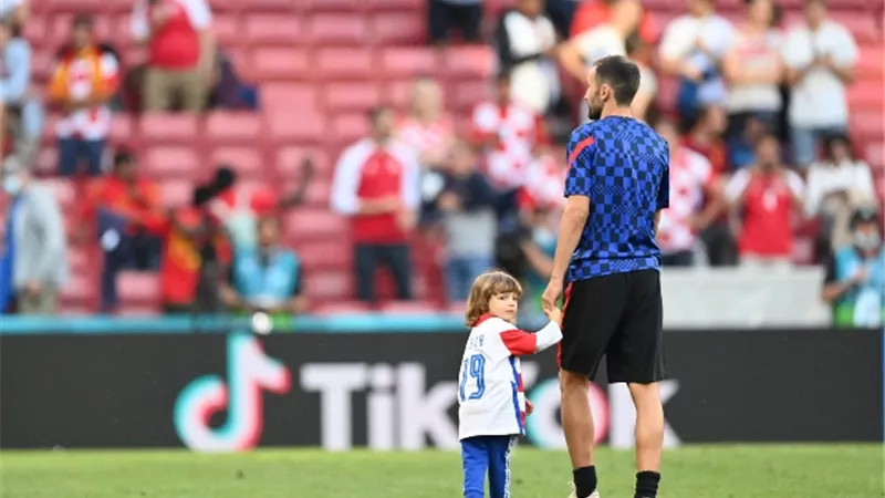 لاعب يتخلى عن ملابسه في الملعب من أجل الجمهور بكأس أوروبا