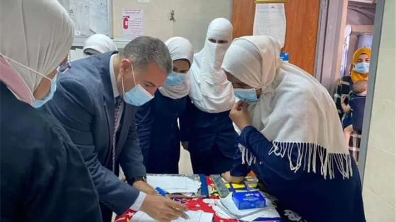 مدير إدارة المستشفيات يتفقد العمل بمستشفى الأطفال فى مطروح.. بالصور