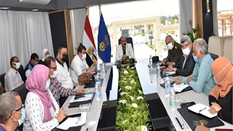 محافظ أسوان يلتقى مسئولي جهاز مشروعات الخدمة الوطنية .. ويؤكد على الإلتزام بالتوقيتات الزمنية