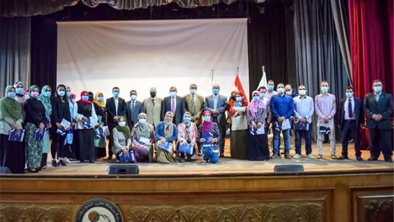 رئيس جامعة بنى سويف يكرم 27 من الفائزين بتمويل مشروعات بحثية.. بالصور
