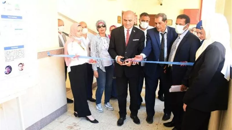 رئيس جامعة الأقصر يفتتح مشروعات تخرج طلبة كلية الحاسبات والمعلومات.. بالصور