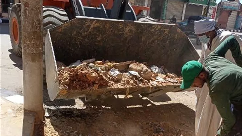 رفع ١٦ طن من المخلفات والأتربة بإسنا جنوب الأقصر