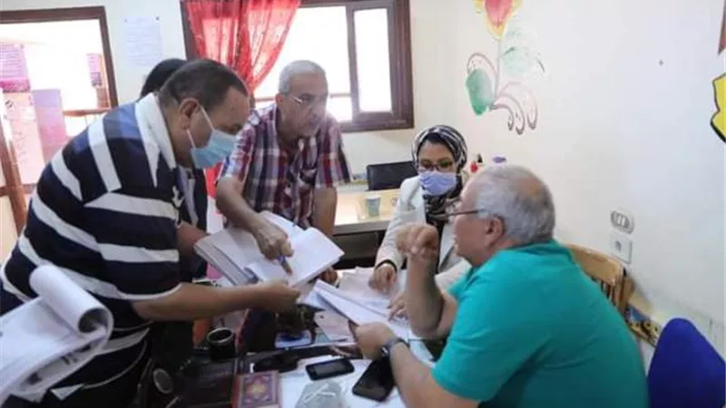 الزملّوط يراجع كنترول الخارجة استجابة لشكوي طلاب الشهادة